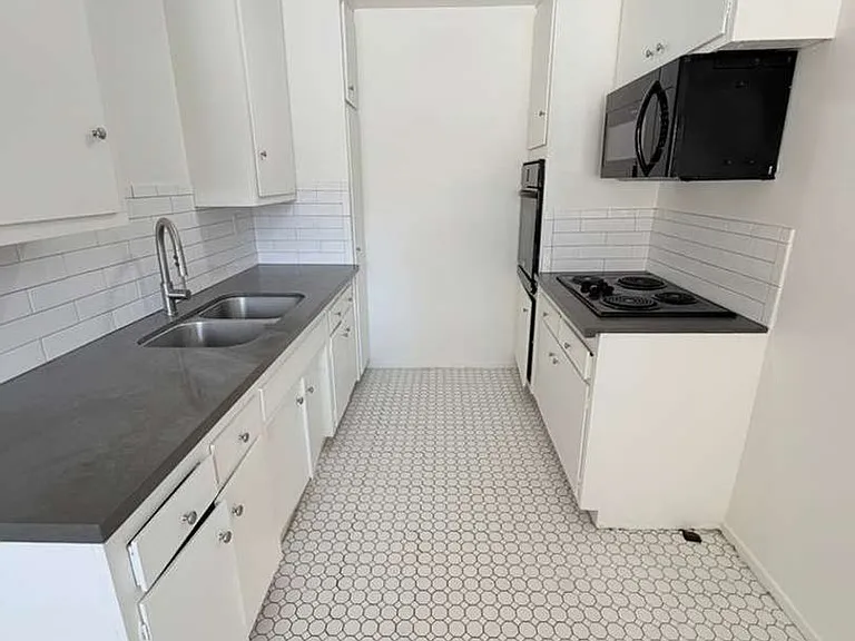 11840 Kittridge St — Photo 3