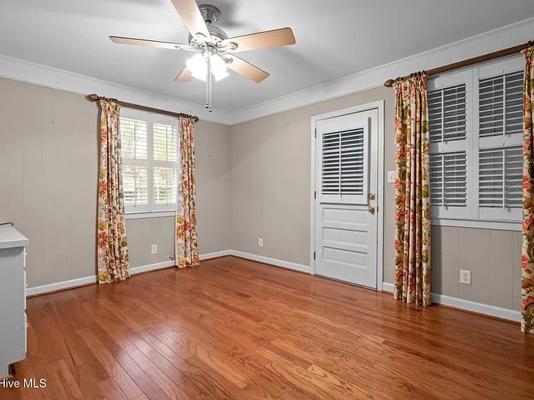 503 Scotland Ave — Photo 16