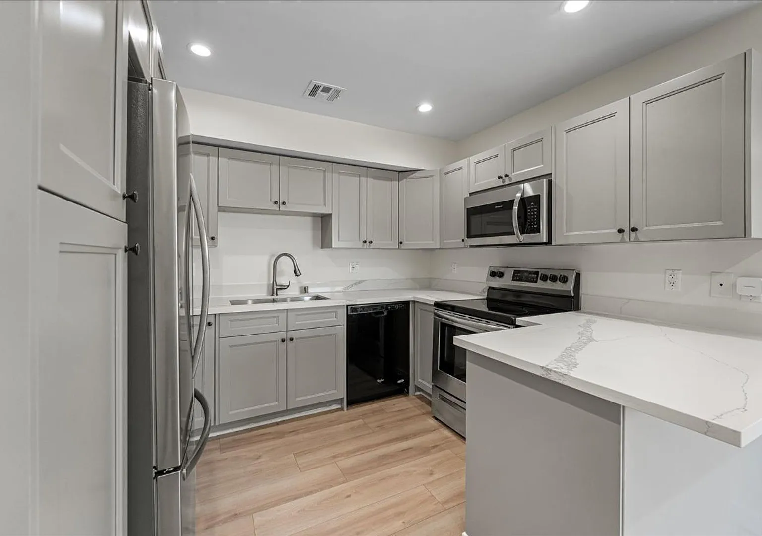 Gorgeous Encino Apartment! — Photo 2