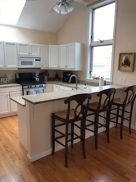 3 bed, 2.5 bath, 3000 sqft, $6,300 — Photo 3