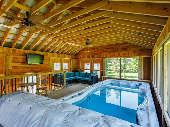 2 Alexandra Ln, Wasaga Beach, ON L9Z 1N5