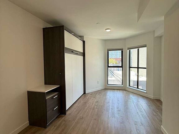 4th image of 1532 Howard St #402