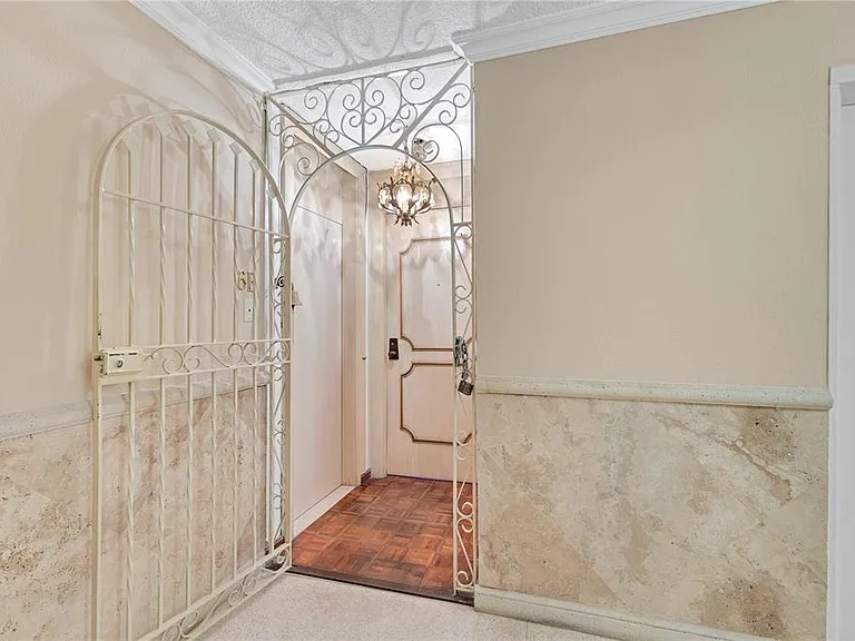 800 Ashford #6-B — Photo 4