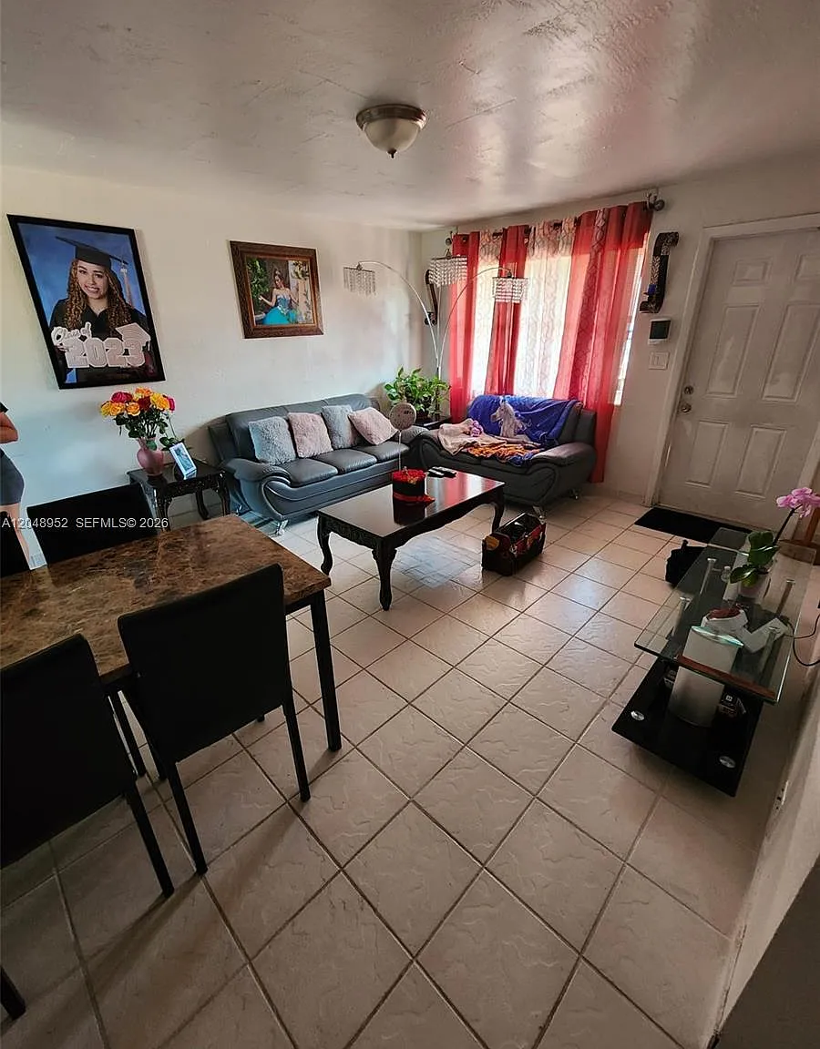 2 bed, 1.0 bath, 4580 sqft, $2,000 — Photo 3