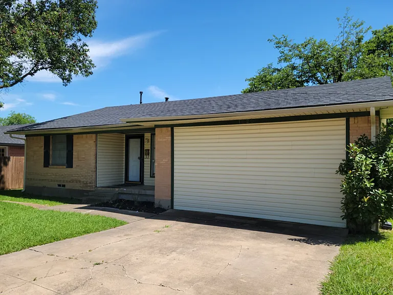 1220 Lewis Dr — Photo 2