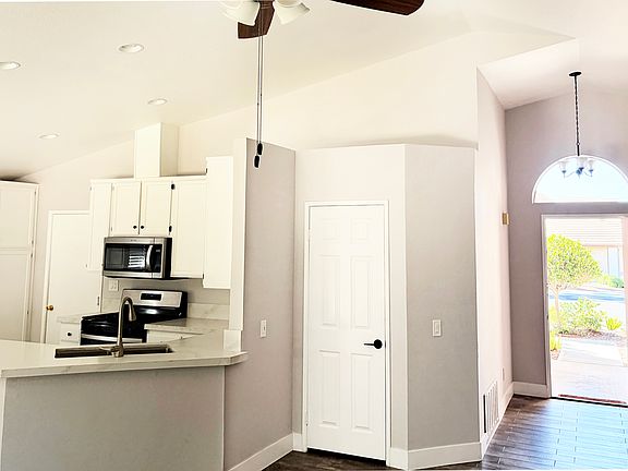 Kitchen & Entry