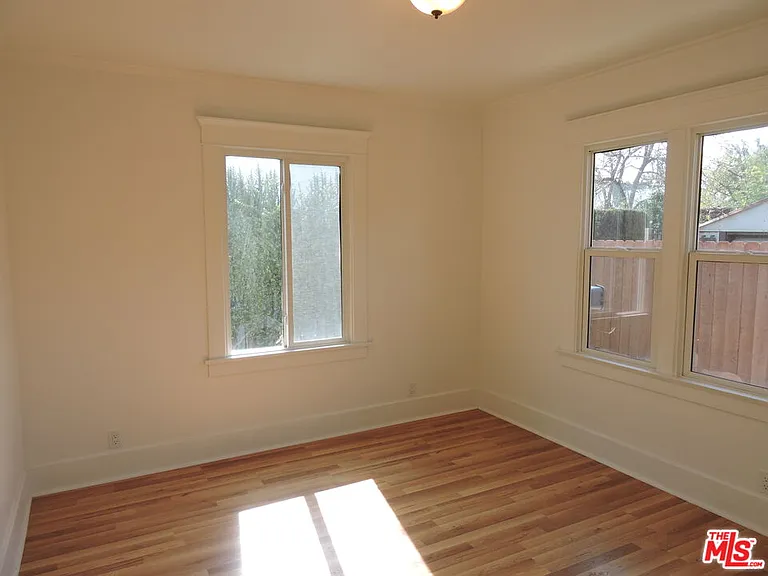 559 N Windsor Blvd — Photo 15