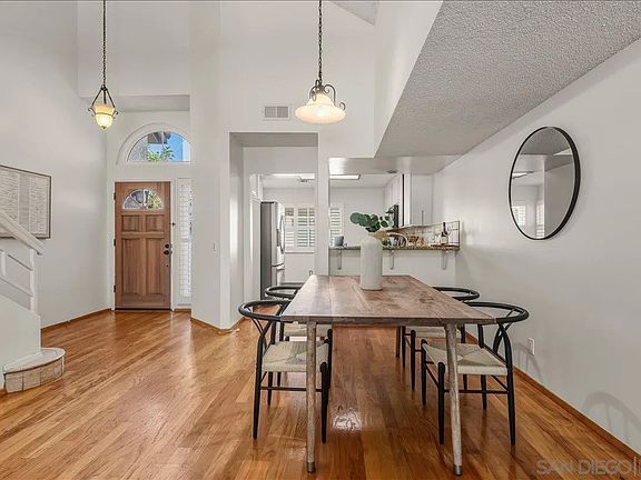 5th image of 4614 Villas Dr