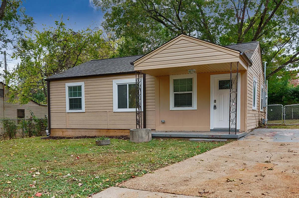 3 bed, 900 sqft, $1,300 — Photo 2