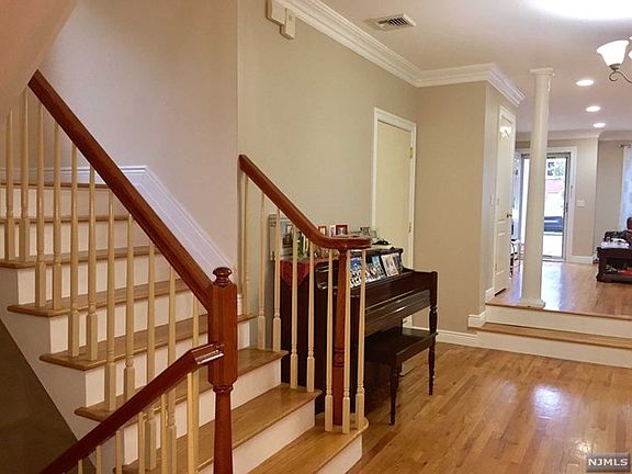 5th image of 2190 Mackay Ave #2190