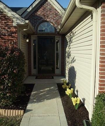 2nd image of 721 Rosslyns Dl