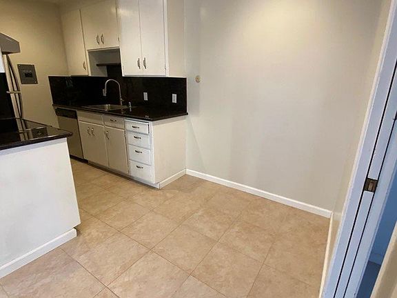 4th image of 636 College Ave