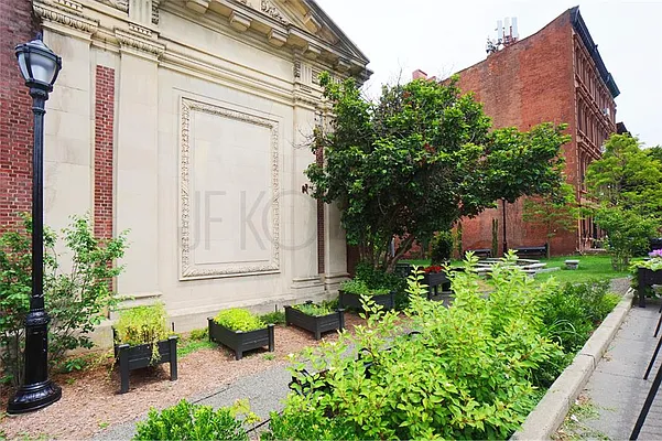 Rented by R New York | media 9