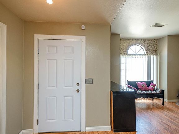 3rd image of 10218 Balsam Ave