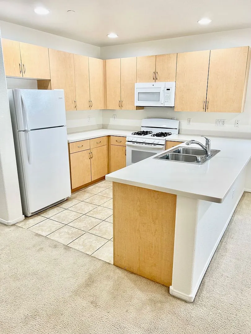 3bd 3bth Gated — Photo 2