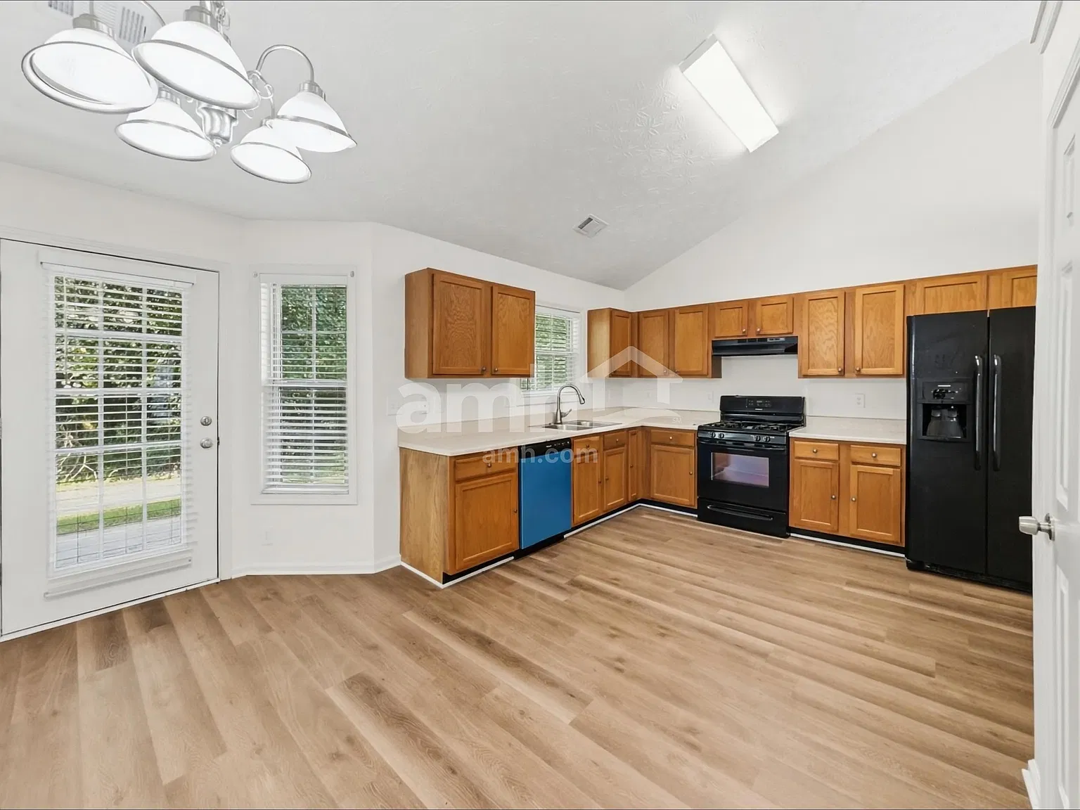 4 bed, 2.0 bath, 1987 sqft, $2,365 — Photo 3