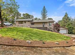 322 Mountain Greens Ln, Grants Pass, OR 97526