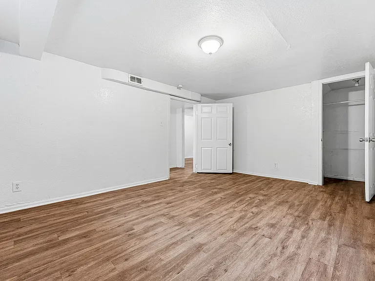1717 Clinton St — Photo 24