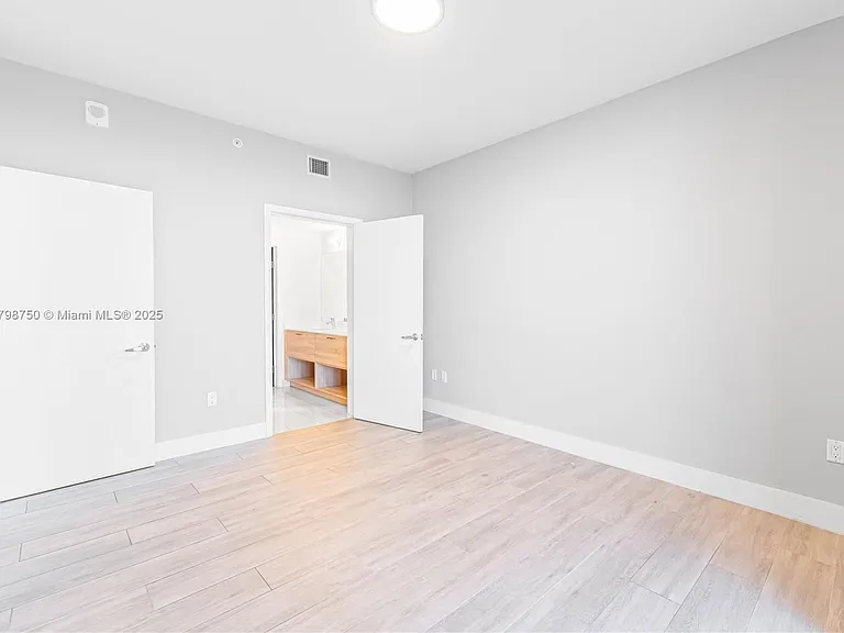 16385 Biscayne Blvd #404 — Photo 16