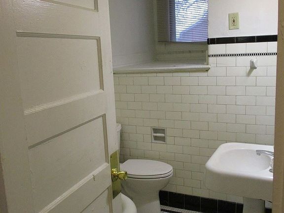 5th image of 410 SE 2nd St #3867300