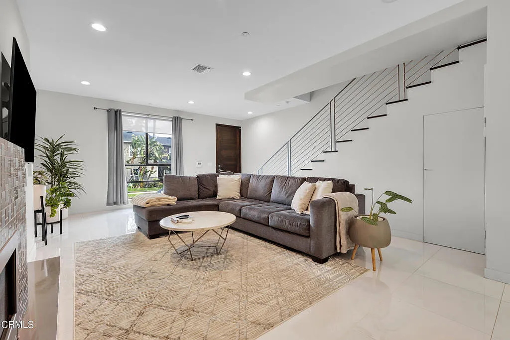 Building Photo - 4485 Hazeltine Ave #3