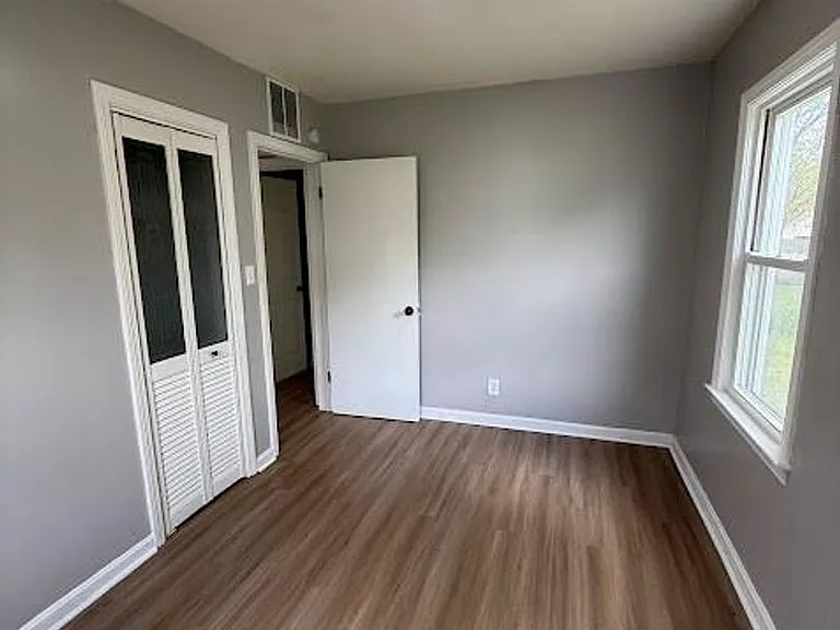 1054 Merton Ave — Photo 11