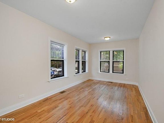 3rd image of 626 W Cornelia Ave #E1