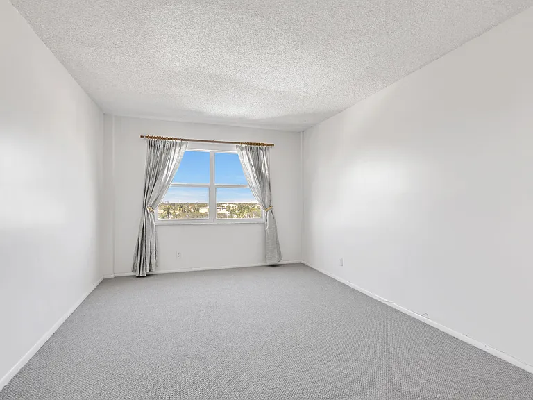 2555 NE 11th St #804 — Photo 11