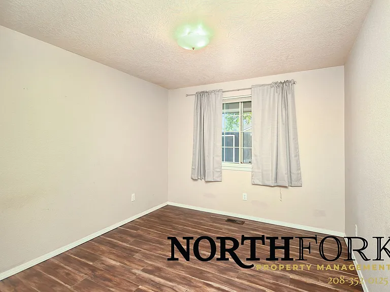 1421 S Michigan Ln — Photo 8