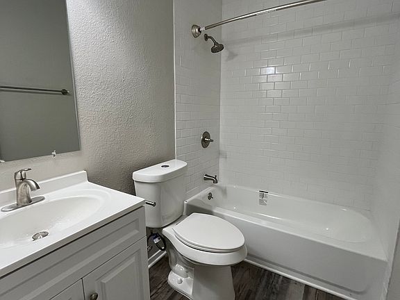4th image of 2402 Ventura Dr APT B