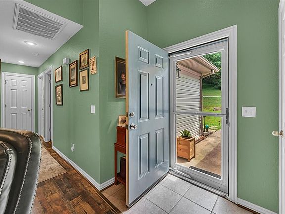 4th image of 33 Cedar Pl