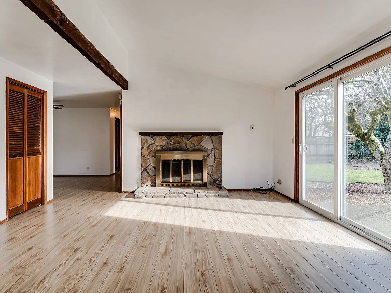 3 bed, 1042 sqft, $1,925 — Photo 3
