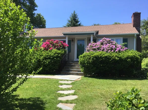 33 Frank Street, Trumbull, CT 06611
