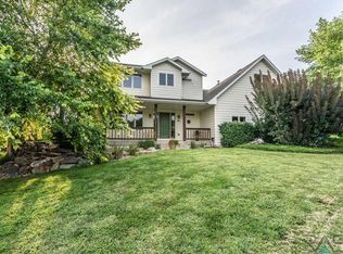 8801 E Sunset Cir, Brandon, SD 57005