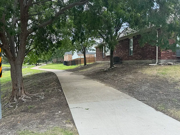 1823 Bur Oak Dr — Photo 3