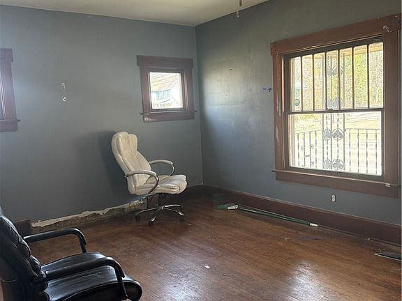 5th image of 2885 Erie Ave NW