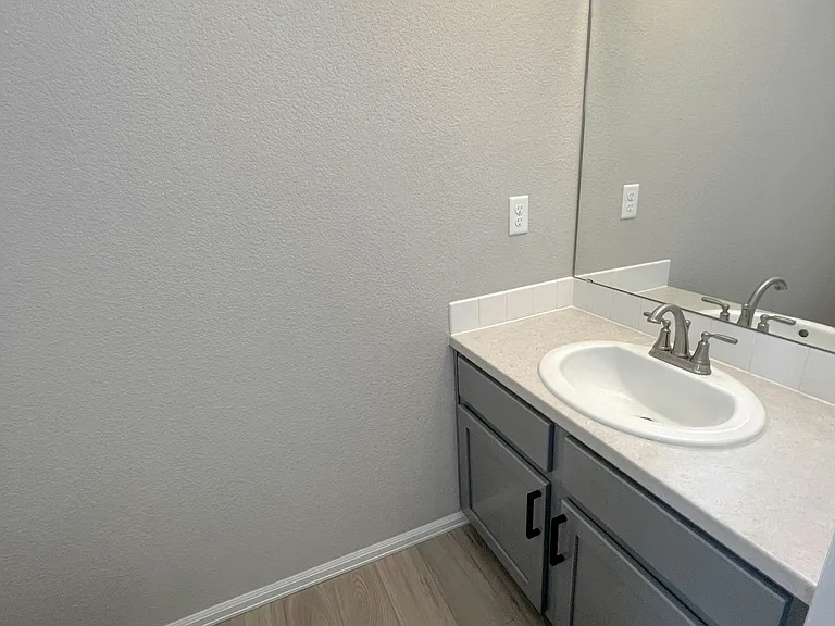 2618 Emerald St — Photo 25