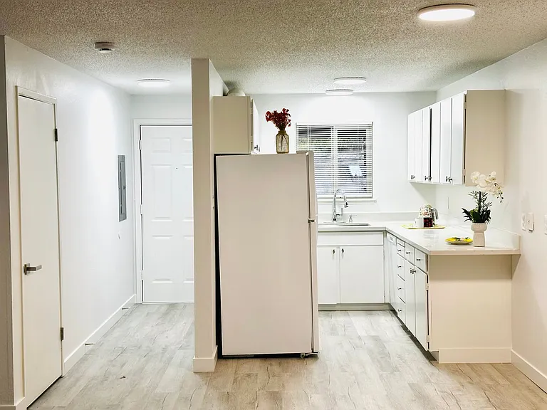 Park Plaza Apartments — Photo 25