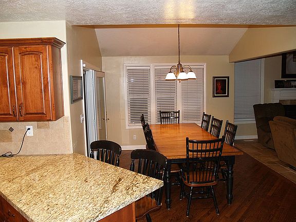 4th image of 9801 N Meadow Dr