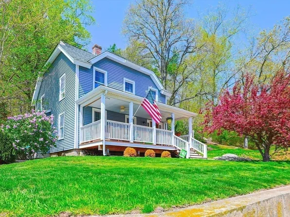12 Hartford Ave N, Upton, MA 01568