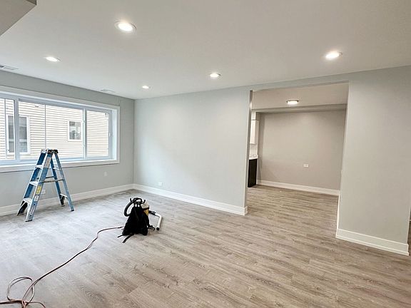 5th image of 2333 W Lunt Ave #202
