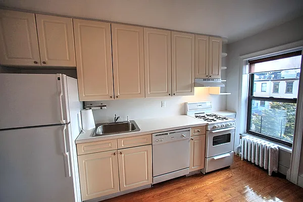 Rented by Metropolitan Realty | media 18