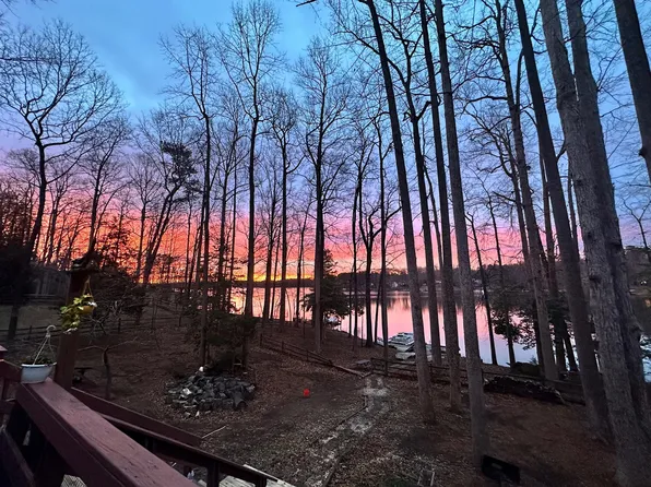 678 Lake Caroline Dr, Ruther Glen, VA 22546