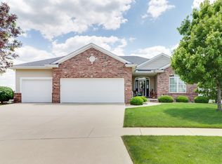 1318 Wicklow Dr, Bloomington, IL 61705