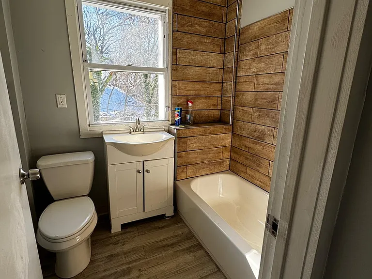 126 W Elm St — Photo 6