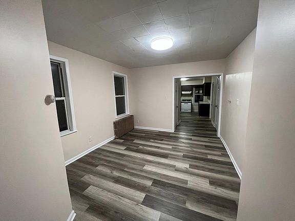 (Living room 3/3) Open space blending into the kitchen