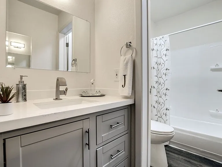 Studio 710 Apartments — Photo 35