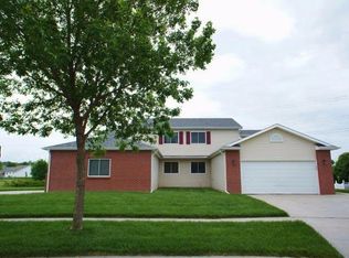 1933 Annette Ln, Lincoln, NE 68512