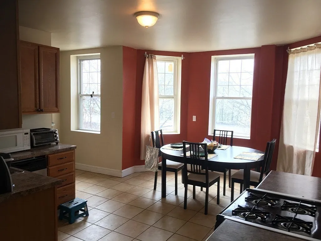 3 bed, 1.5 bath, 1307 sqft, $4,300 — Photo 3