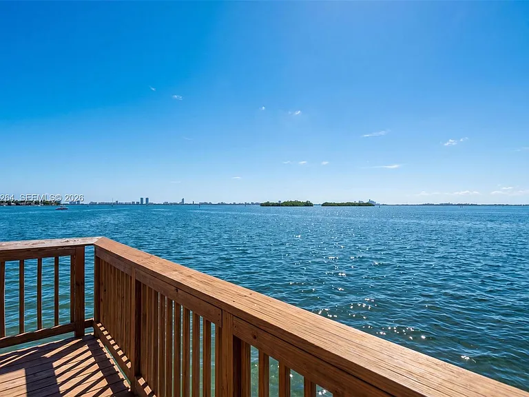 7845 NE Bayshore Ct #16 — Photo 4